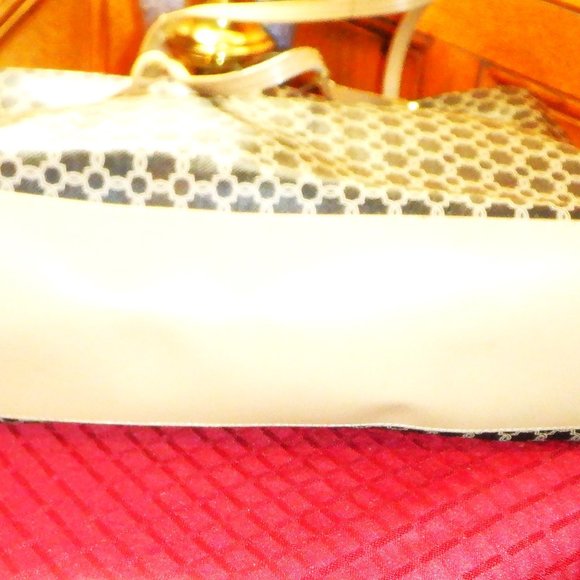 *** IVANKA TRUMP *** Next to New Hand Bag - Picture 5 of 5